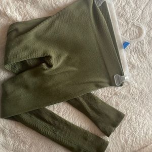 Green ribbed leggings